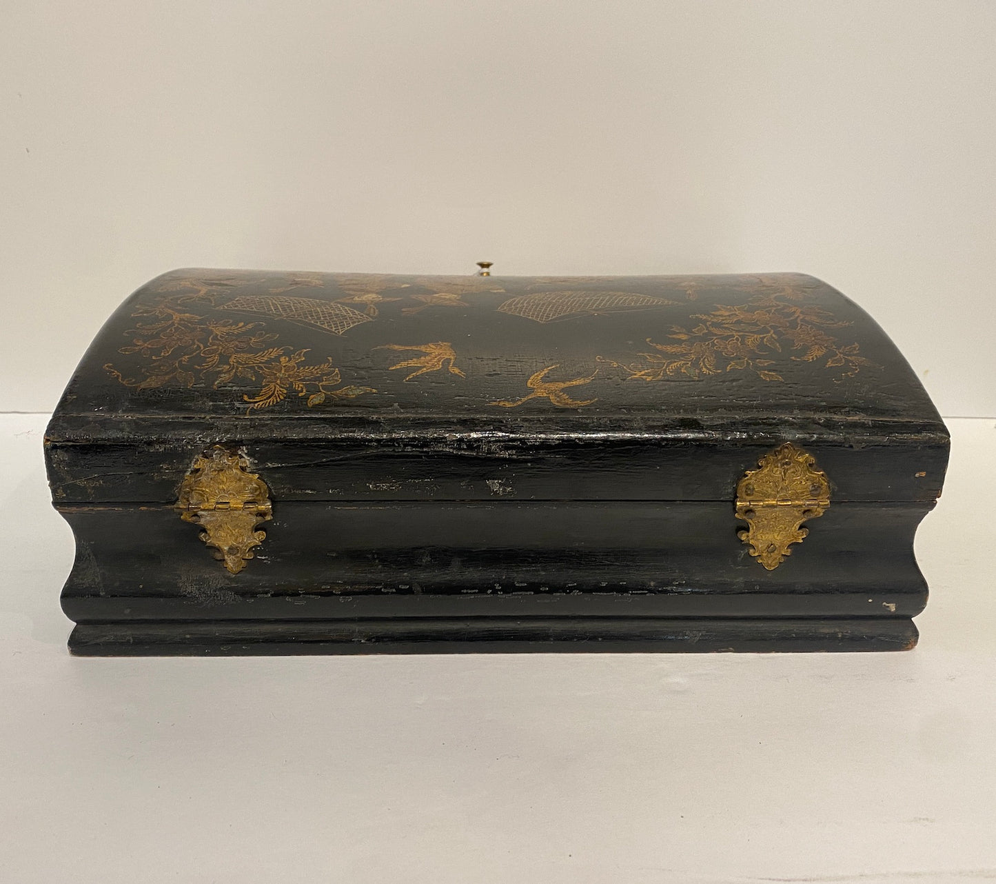 19th Century French Chinoiserie Lacquered Wig Box with Gilded Detailing